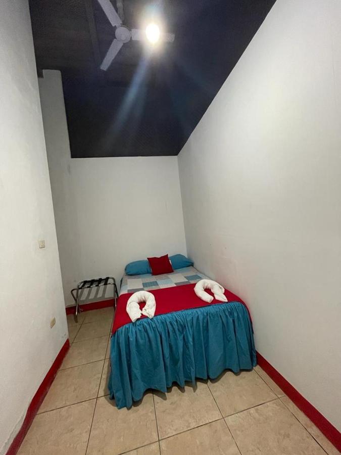 Hostal Blood Moon Río Dulce Exterior foto